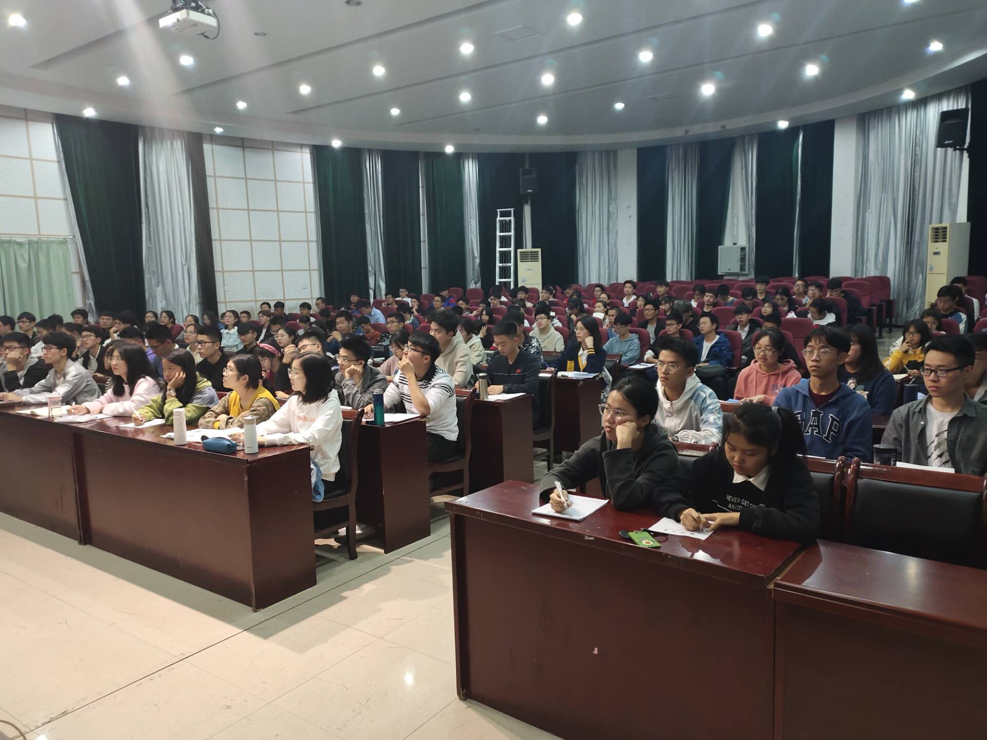 同学们专心听讲,认真记笔记 同学们专心听讲,认真记笔记